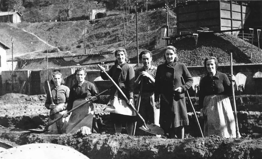 El Museo del Pueblo de Asturias acoge una selección de fotografías sobre la minería con el anímo de homenajear a todos aquellos que desempeñaron su actividad en las explotaciones del principado desde 1900 a 1997.
