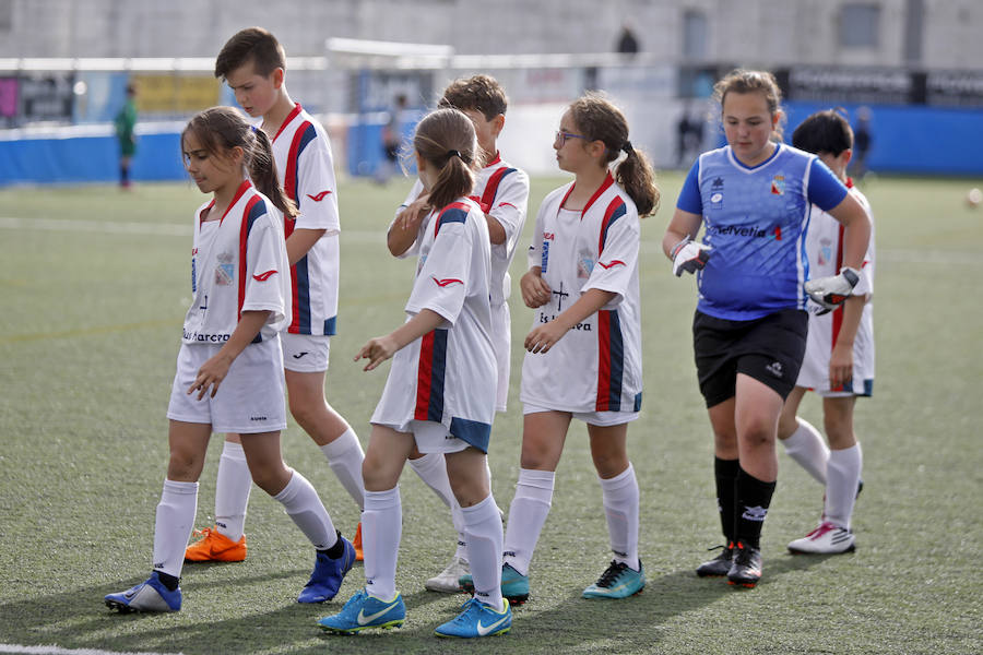 Los pequeños futbolistas asturianos siguen demostrando sus habilidades con el balón en esta edición de la Gijón Fútbol Cup en la que participan 600 jugadores de 46 equipos