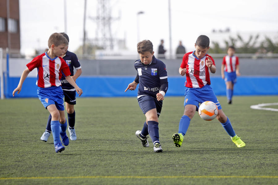 Los pequeños futbolistas asturianos siguen demostrando sus habilidades con el balón en esta edición de la Gijón Fútbol Cup en la que participan 600 jugadores de 46 equipos