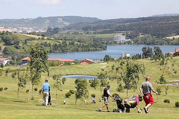 Golfistas participando en uno de los torneos de verano de Los Balagares. 
