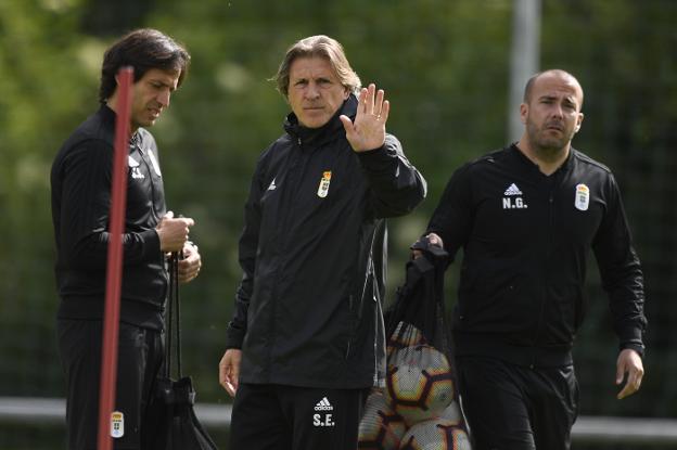 Sergio Egea, flanqueado por el segundo entrenador José Luis Baroja y el preparador físico Nacho Gonzalo 