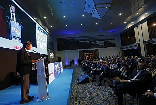 Fernández se dirige al respetable en la asamblea de la patronal asturiana, con Adriana Lastra y Adrián Barbón en primera fila. 