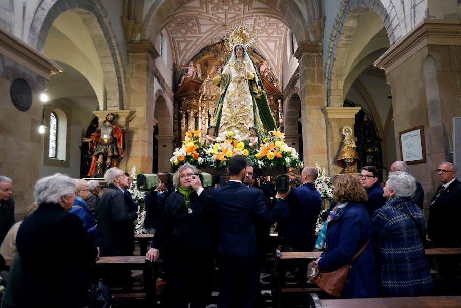 San Tirso El Real acogió este sábado el respónso por Velasquita Giráldez, La Balesquida y la procesión de la Esperanza.