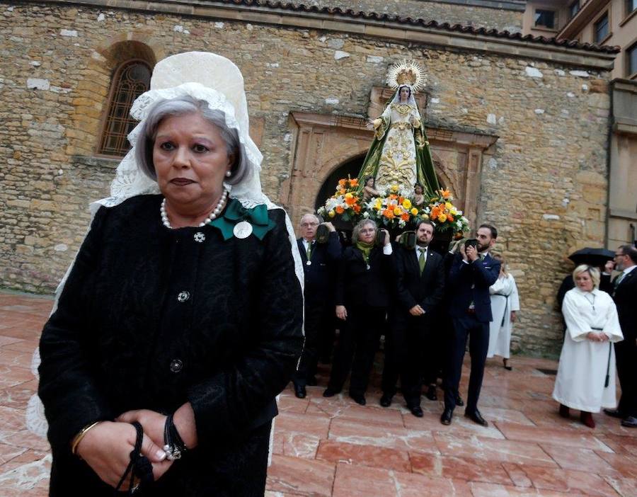 San Tirso El Real acogió este sábado el respónso por Velasquita Giráldez, La Balesquida y la procesión de la Esperanza.