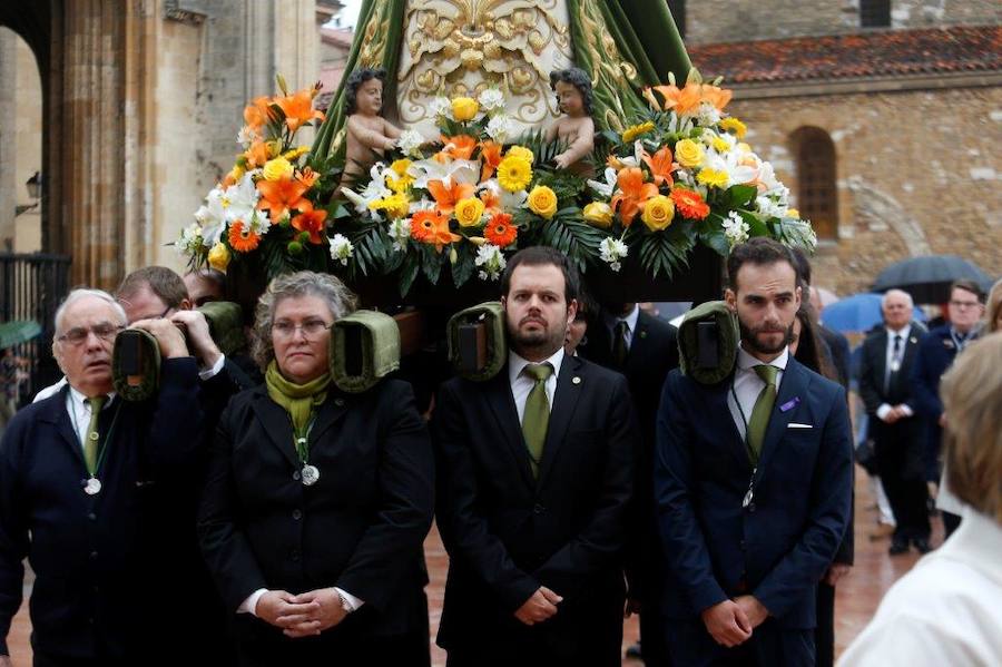 San Tirso El Real acogió este sábado el respónso por Velasquita Giráldez, La Balesquida y la procesión de la Esperanza.