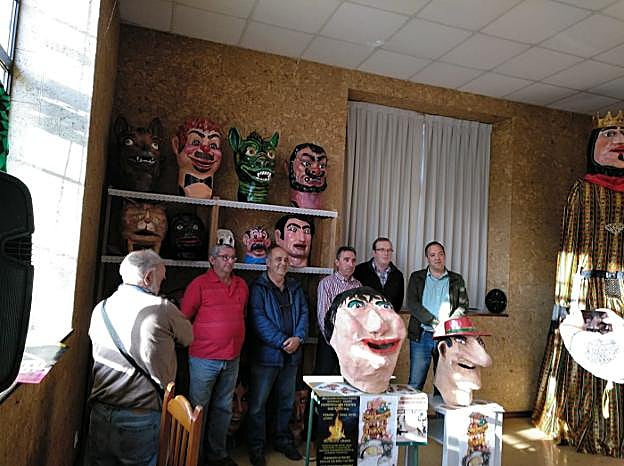 Ramón García, José Miguel Beneyto, José Antonio Fernández, Tino Cortina y el alcalde de Villaviciosa, Alejandro Vega, tras las dos piezas nuevas para el desfile. 