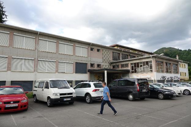 El antiguo instituto femenino de Cangas de Onís, que será derribado próximamente. 