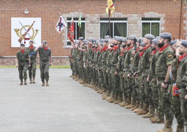 El teniente coronel García de Castro y el coronel jefe Pérez López, a la izquierda, pasan revista al batallón. 