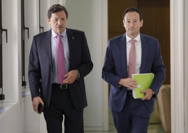 Javier Fernández y Guillermo Martínez, ayer, de camino a la reunión semanal del Consejo de Gobierno. 