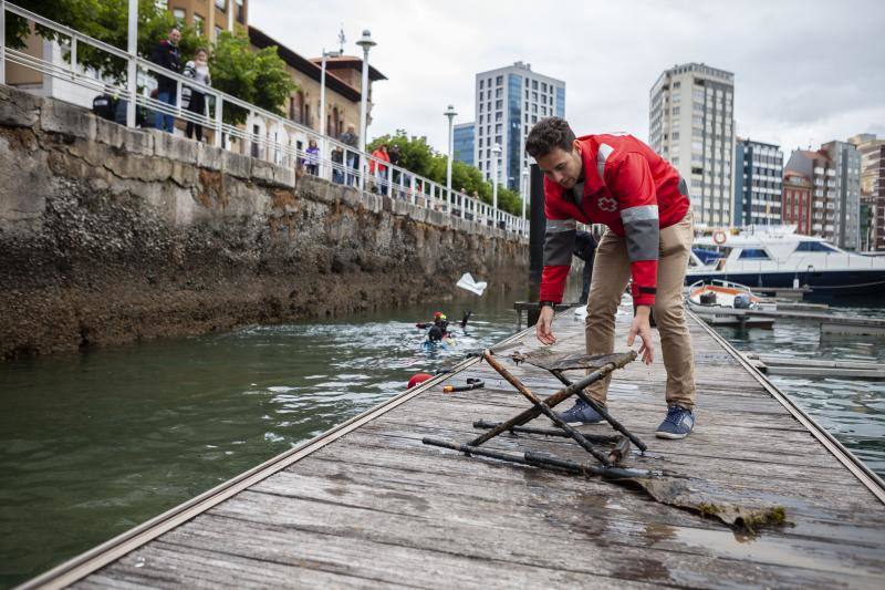 Neumáticos, cristales, un radiocasete, una papelera... Entre los kilos de basura que extrajeron los miembros de la Federación de Actividades Subacuáticas del Principado había de todo. La tarea tuvo mucha expectación y, entre los propósitos de la misma estaba concienciar a la sociedad. 