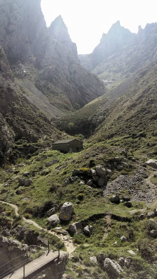 Unas espectaculares imágenes que reflejan a la perfección la belleza de esta senda que discurre a través de los Picos de Europa.