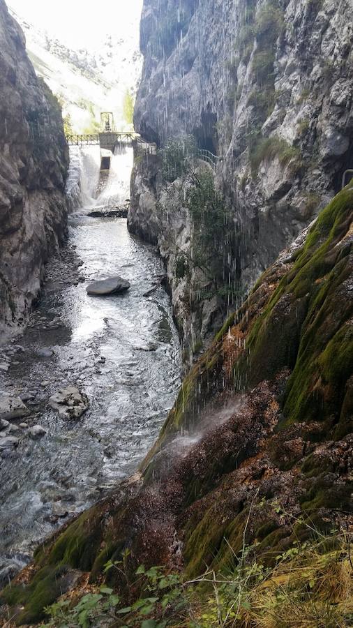 Unas espectaculares imágenes que reflejan a la perfección la belleza de esta senda que discurre a través de los Picos de Europa.