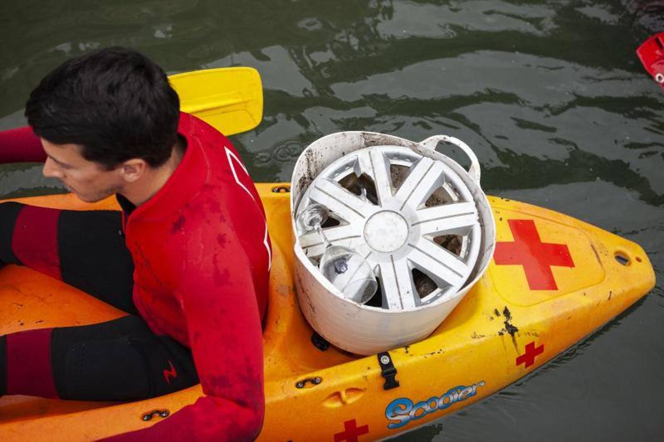 Neumáticos, cristales, un radiocasete, una papelera... Entre los kilos de basura que extrajeron los miembros de la Federación de Actividades Subacuáticas del Principado había de todo. La tarea tuvo mucha expectación y, entre los propósitos de la misma estaba concienciar a la sociedad. 