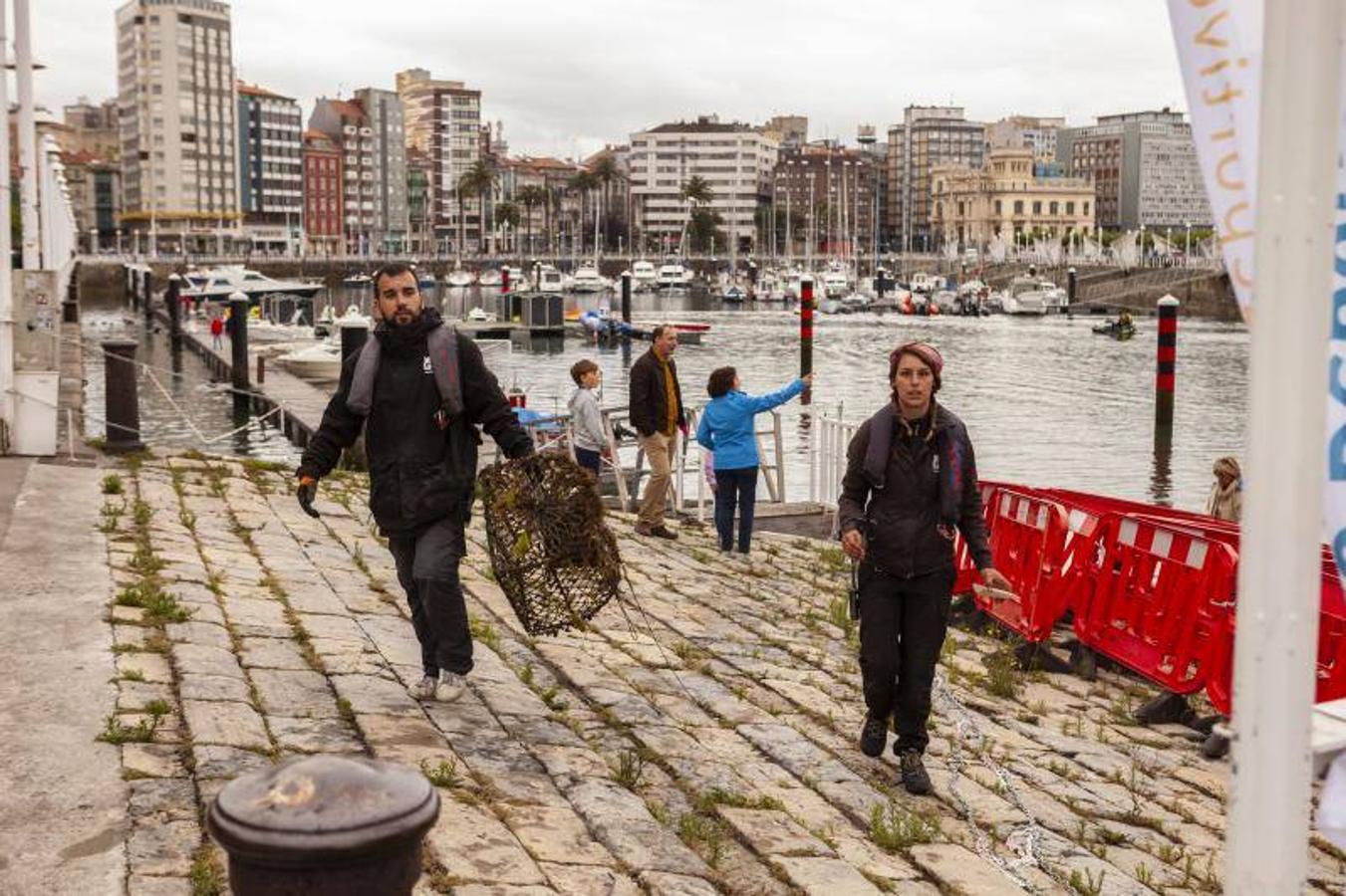 Neumáticos, cristales, un radiocasete, una papelera... Entre los kilos de basura que extrajeron los miembros de la Federación de Actividades Subacuáticas del Principado había de todo. La tarea tuvo mucha expectación y, entre los propósitos de la misma estaba concienciar a la sociedad. 