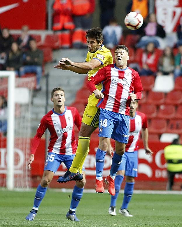 Lekic y Nacho Méndez pelean por un balón aéreo. 