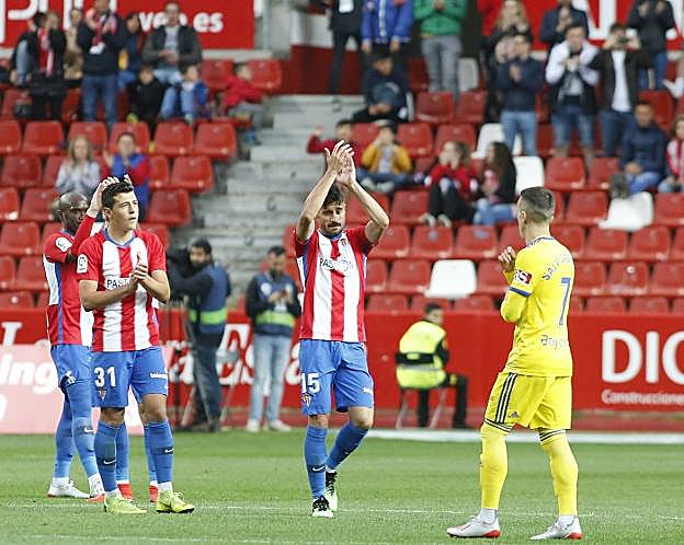 Roberto Canella devuelve los aplausos a El Molinón después de haberse despedido uno por uno de sus compañeros. 