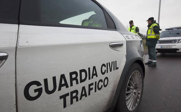 En el dispositivo para tratar de localizar al conductor que se dio a la fuga participa tanto la Guardia Civil como la Policía Local. 