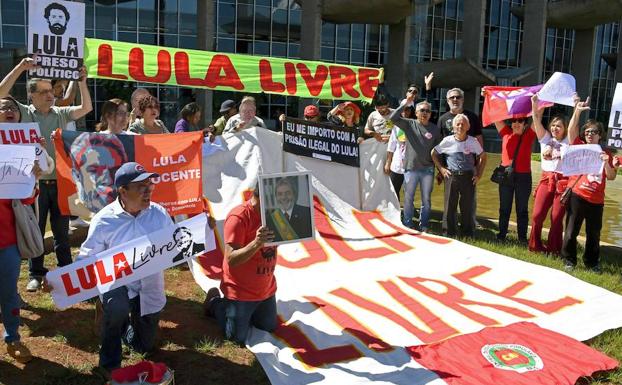 Manifestación ante el Ministerio de Justicia, en Brasilia, para pedir la libertad de Luiz Inacio Lula da Silva.