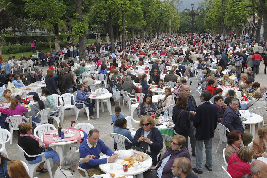 Gente disfrutando del Martes de Campo en Oviedo