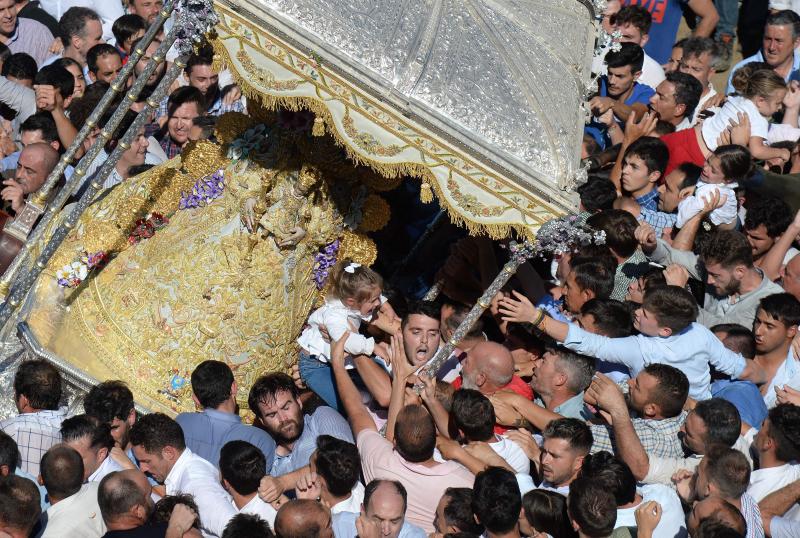 Multitudinaria y larga procesión de la Virgen del Rocío en Almonte (Huelva). En torno a las 2.49 horas de este Lunes de Pentecostés tuvo lugar el 'salto de la reja' y la imagen salió de la ermita para comenzar la tradicional procesión a hombros de los almonteños que se ha prolongado hasta las 12.31 horas, cuando ha vuelto a su Santuario. En su recorrido ante las 124 hermandades participantes, la Virgen ha vestido traje y manto con más de 2.000 piezas bordadas en oro fino en el taller de Fernando Calderón.