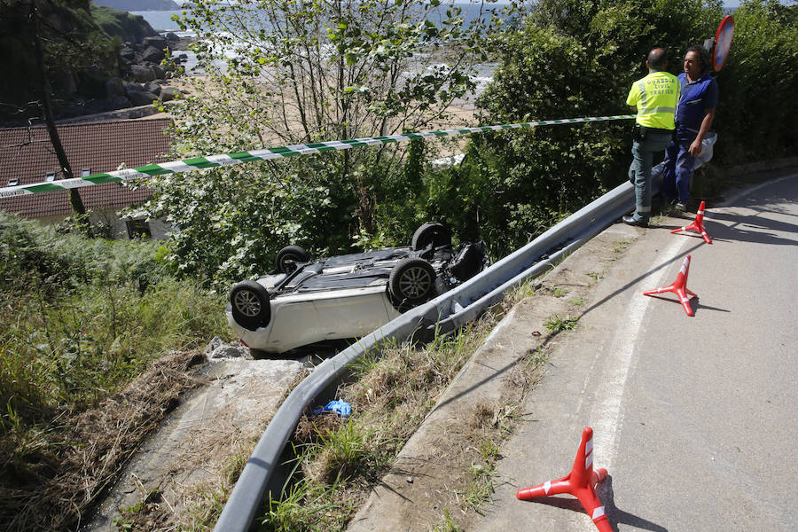 El turismo en el que viajaban se salió de la calzada, se precipitó desde una altura de unos dos metros y quedó volcado sobre el techo en una ladera de la carretera que lleva al arenal maliayo. 