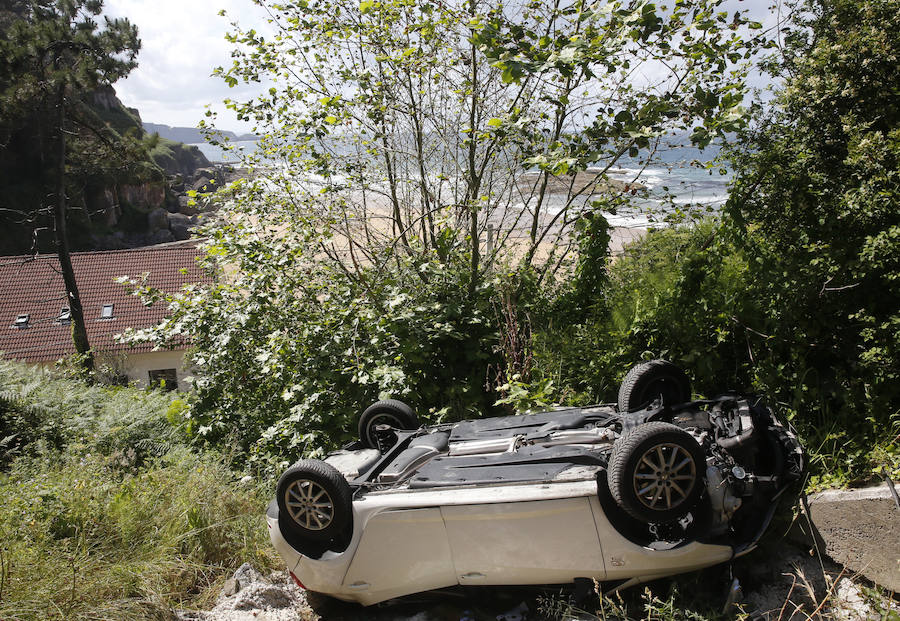 El turismo en el que viajaban se salió de la calzada, se precipitó desde una altura de unos dos metros y quedó volcado sobre el techo en una ladera de la carretera que lleva al arenal maliayo. 