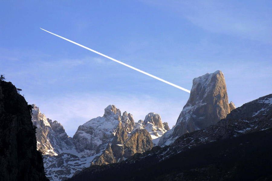La estela que deja un avión en el entorno del Naranjo de Bulnes.