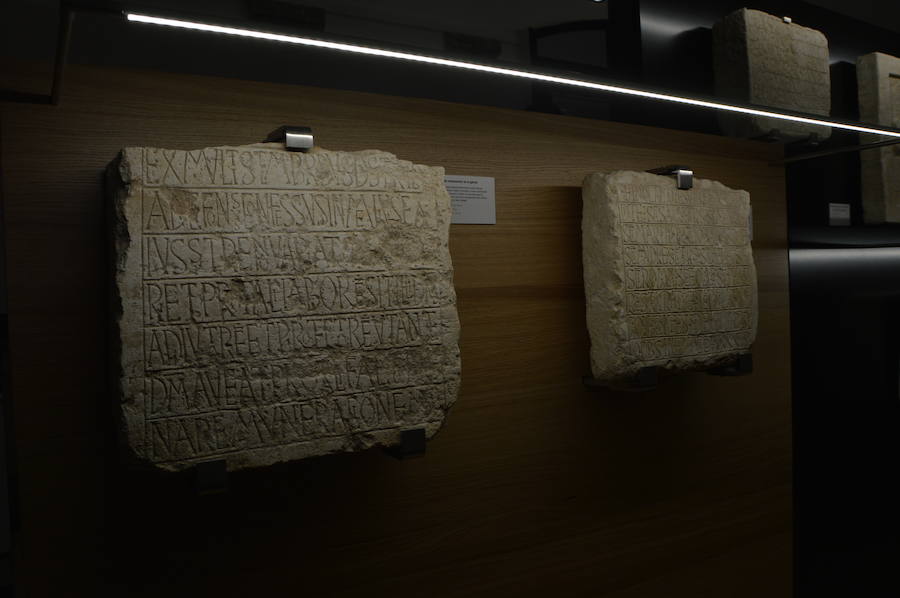 El Museo Prerrománico de San Martín de Salas permanece abierto al público desde esta mañana en la antigua capilla del Palacio Valdés Salas. Estas 21 piezas permanecían en la torre de los Valdés Salas desde 1999.