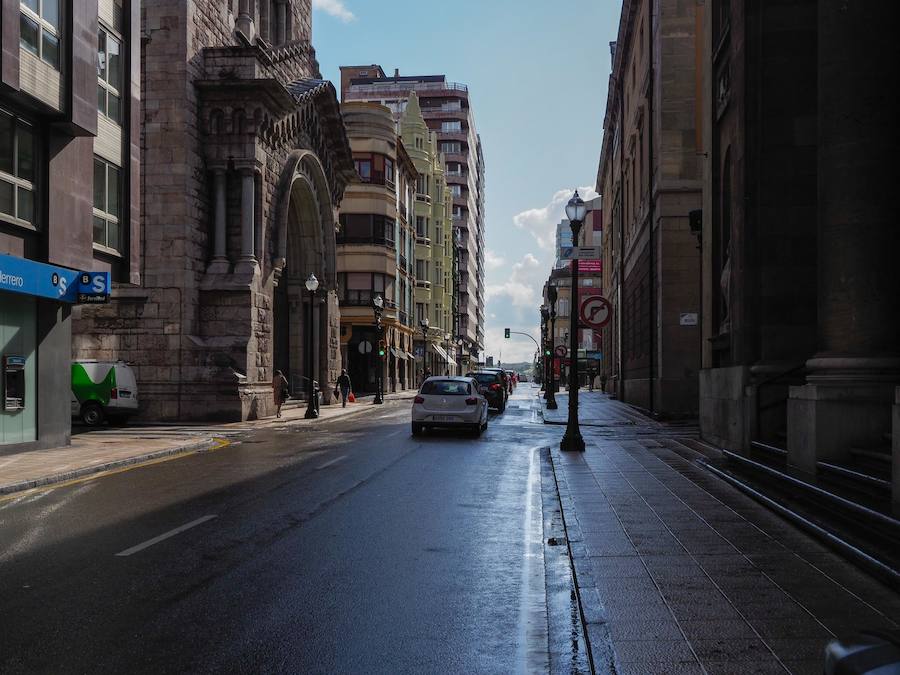 A las puertas del verano Asturias vivió una jornada atípica, con la caída de las temperaturas y precipitaciones débiles durante la primera parte del día. En algunos momentos el sol también hizo acto de presencia.