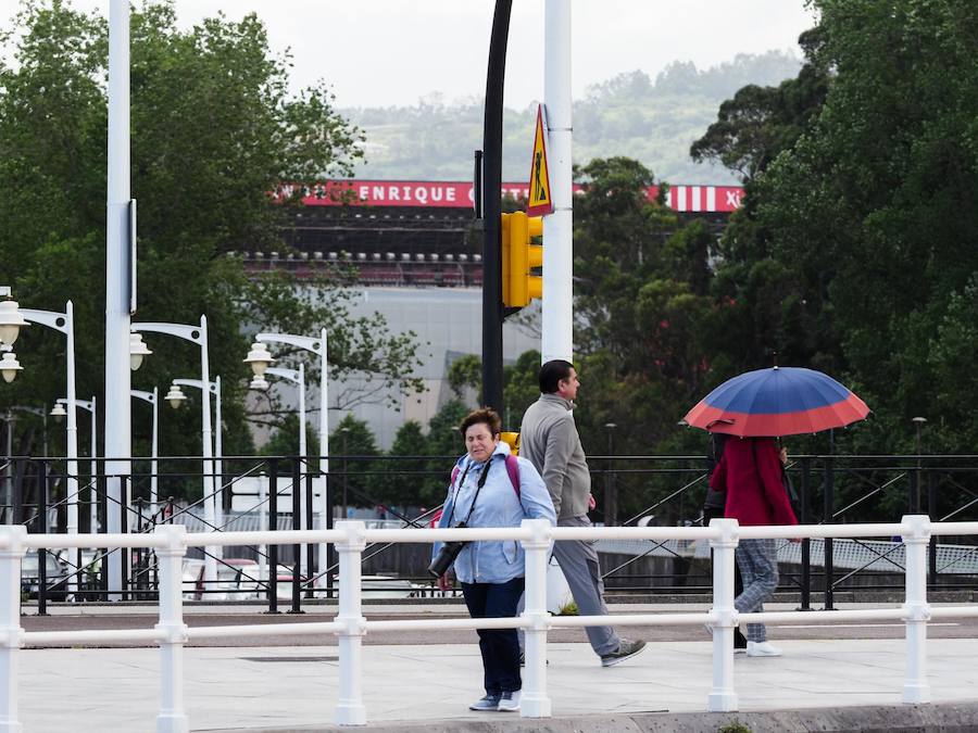 A las puertas del verano Asturias vivió una jornada atípica, con la caída de las temperaturas y precipitaciones débiles durante la primera parte del día. En algunos momentos el sol también hizo acto de presencia.