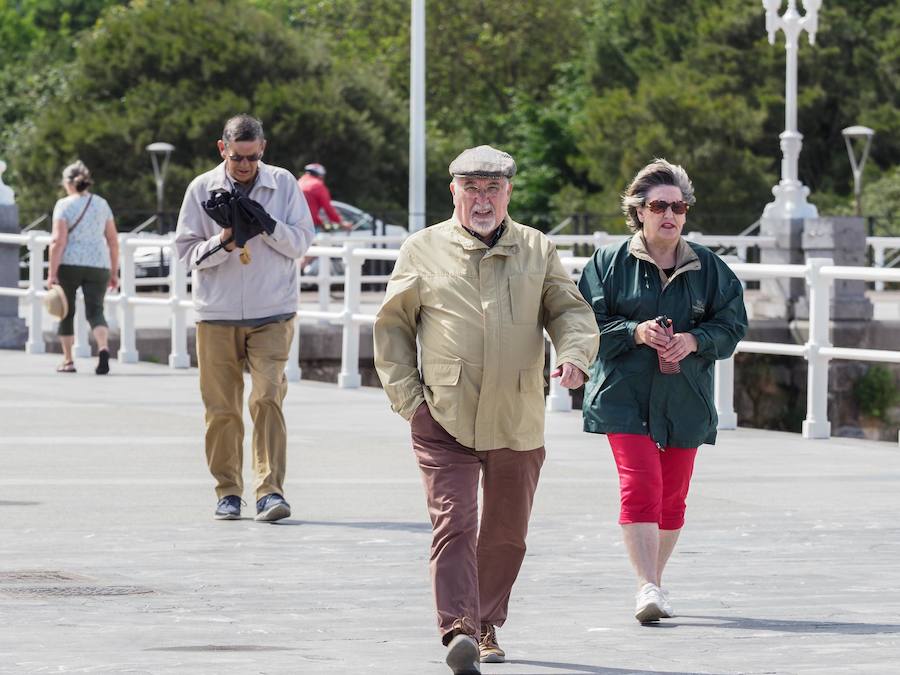 A las puertas del verano Asturias vivió una jornada atípica, con la caída de las temperaturas y precipitaciones débiles durante la primera parte del día. En algunos momentos el sol también hizo acto de presencia.