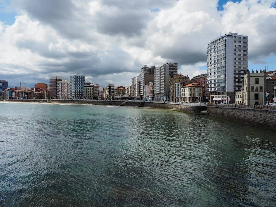 A las puertas del verano Asturias vivió una jornada atípica, con la caída de las temperaturas y precipitaciones débiles durante la primera parte del día. En algunos momentos el sol también hizo acto de presencia.