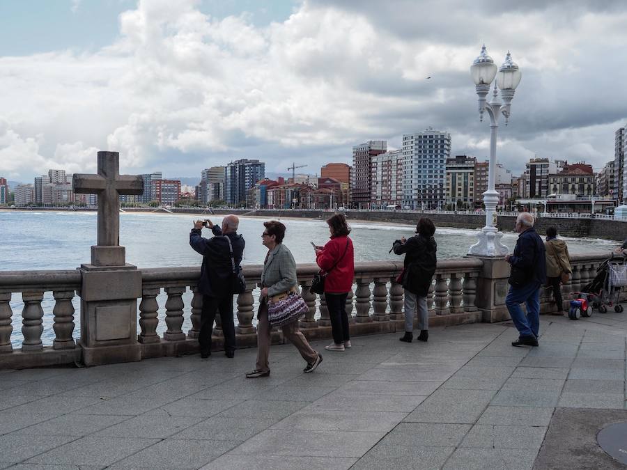 A las puertas del verano Asturias vivió una jornada atípica, con la caída de las temperaturas y precipitaciones débiles durante la primera parte del día. En algunos momentos el sol también hizo acto de presencia.