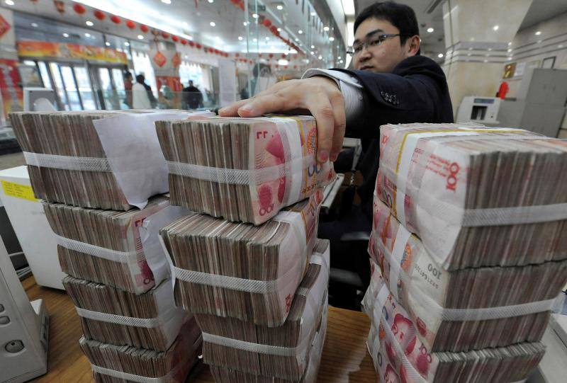 Un empleado cuenta billetes en una sucursal del Banco de China en Hefei.