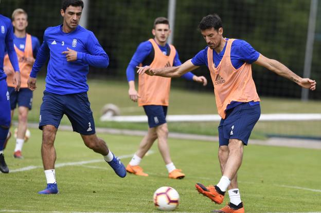 Toche, a la derecha, avanza con el balón. 