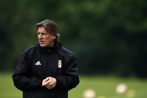 El técnico Sergio Egea, pensativo, durante uno de los últimos entrenamientos de la temporada en El Requexón.