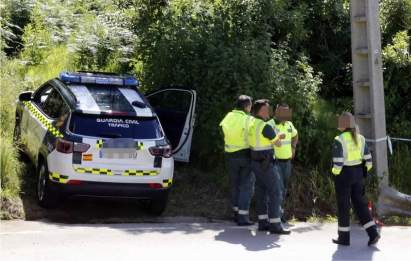 El turismo en el que viajaban se salió de la calzada, se precipitó desde una altura de unos dos metros y quedó volcado sobre el techo en una ladera de la carretera que lleva al arenal maliayo. 