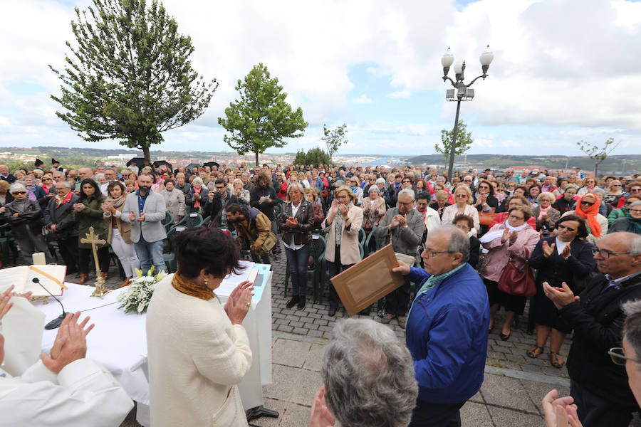Leticia Coello y Juan José Martínez se han dado un total de 88 besos, uno por cada trozo del puchero que el novio rompió contra el crucero de la ermita de La Luz, tal y como manda la tradición del Rito del Beso que cierra las fiestas de El Puchero de Villalegre cada año.