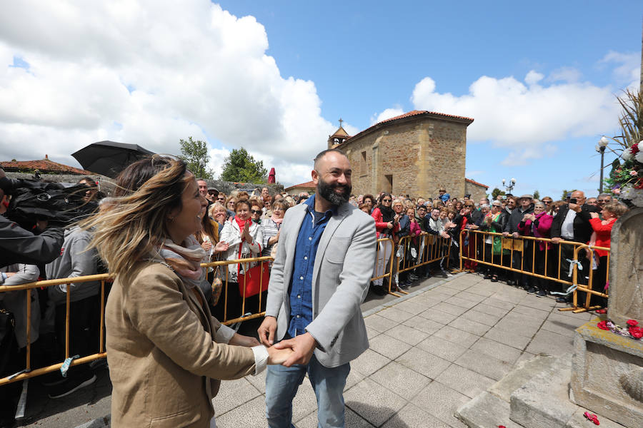 Leticia Coello y Juan José Martínez se han dado un total de 88 besos, uno por cada trozo del puchero que el novio rompió contra el crucero de la ermita de La Luz, tal y como manda la tradición del Rito del Beso que cierra las fiestas de El Puchero de Villalegre cada año.