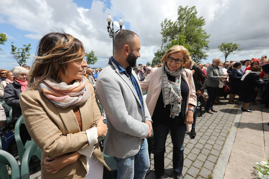 Leticia Coello y Juan José Martínez se han dado un total de 88 besos, uno por cada trozo del puchero que el novio rompió contra el crucero de la ermita de La Luz, tal y como manda la tradición del Rito del Beso que cierra las fiestas de El Puchero de Villalegre cada año.