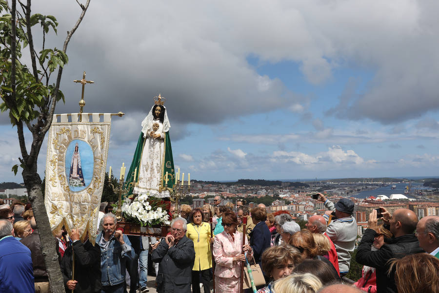 Leticia Coello y Juan José Martínez se han dado un total de 88 besos, uno por cada trozo del puchero que el novio rompió contra el crucero de la ermita de La Luz, tal y como manda la tradición del Rito del Beso que cierra las fiestas de El Puchero de Villalegre cada año.