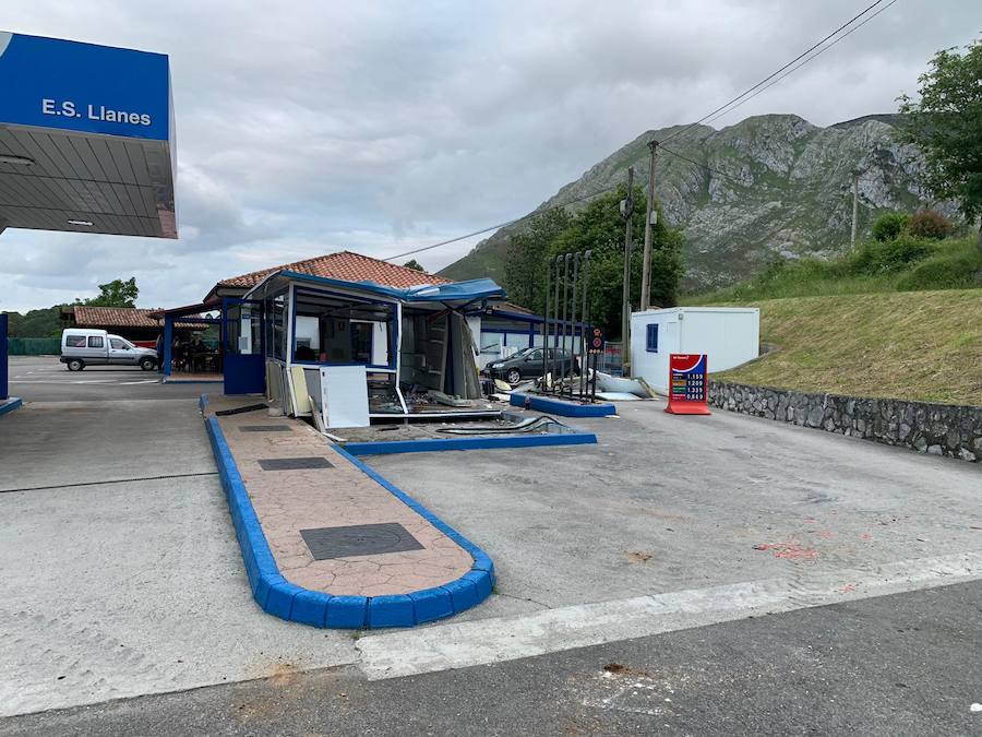 El vehículo pesado perdió los frenos y se estrelló contra la estación de servicios 