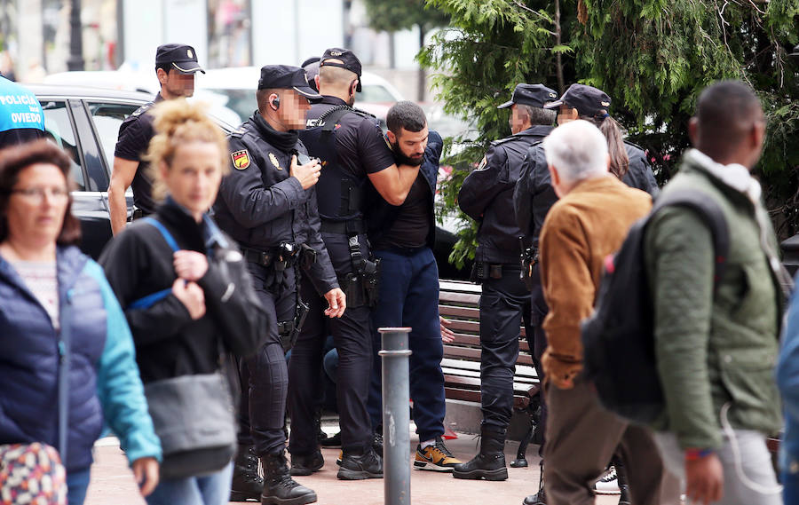 Los arrestados, dos chicos y una chica, está acusados de robar en supermercados. 