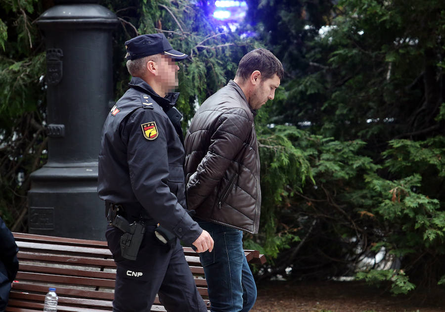 Los arrestados, dos chicos y una chica, está acusados de robar en supermercados. 