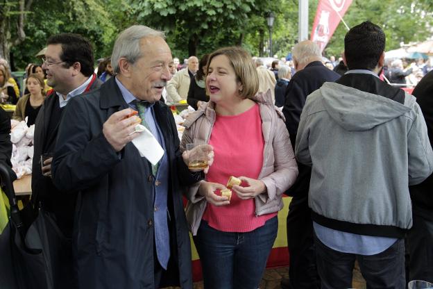 Wenceslao López y Ana Taboada, sonrientes, compartieron el bollo.