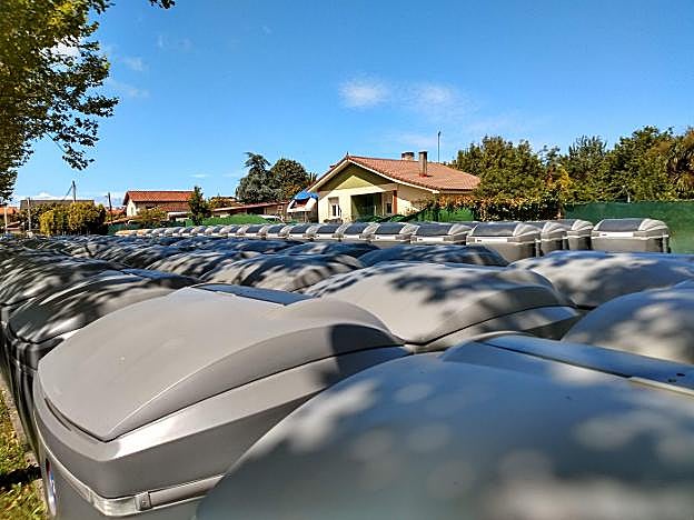 Los nuevos contenedores, ocupando las instalaciones del punto limpio de Emulsa en Somió. 