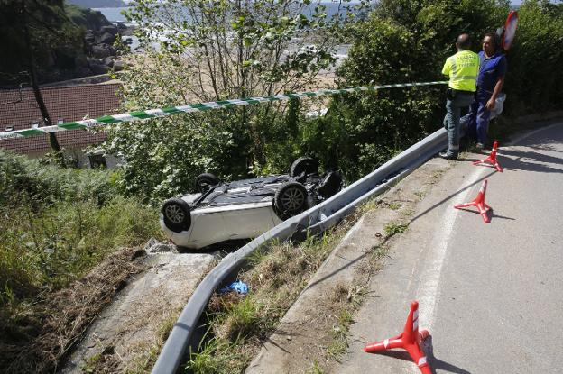 Estado en el que quedó el turismo accidentado en la bajada a la playa de La Ñora. 