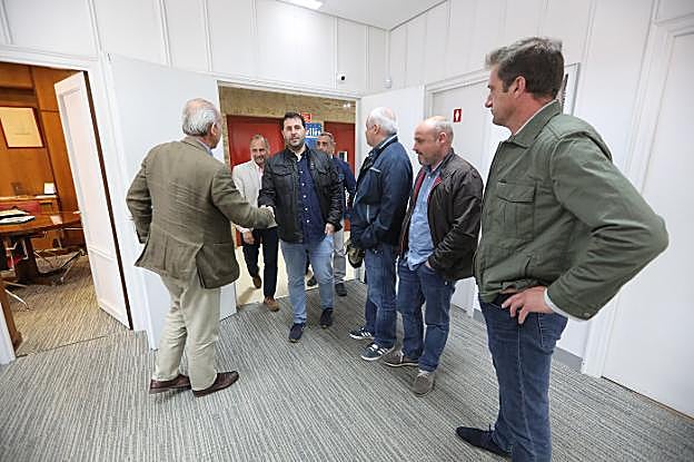 El presidente de la Cámara, Luis Noguera, saluda a los representantes del comité de empresa de Alcoa. 