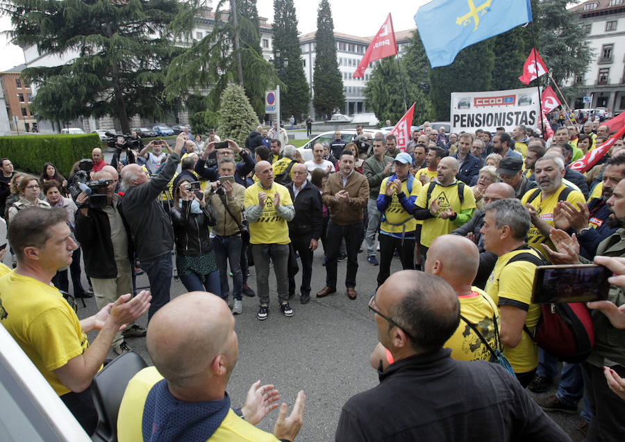 La plantilla de Alcoa marcha desde la planta de la empresa en Avilés hasta la sede de la Delegación de Gobierno en Oviedo