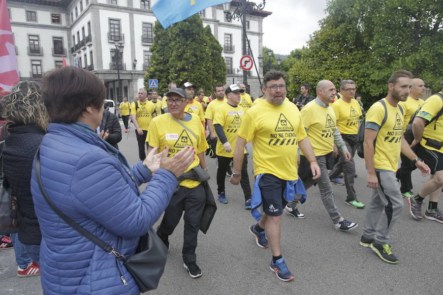 La plantilla de Alcoa marcha desde la planta de la empresa en Avilés hasta la sede de la Delegación de Gobierno en Oviedo